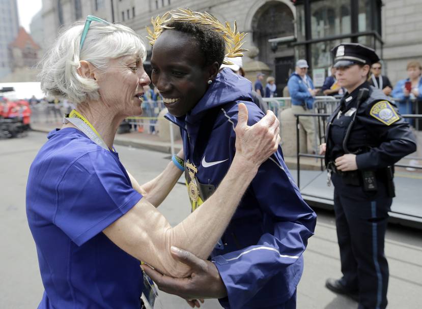 Joan Benoit Samuelson, vincitrice di due edizioni della Boston Marathon, si congratula con Edna Kiplagat (Ap)